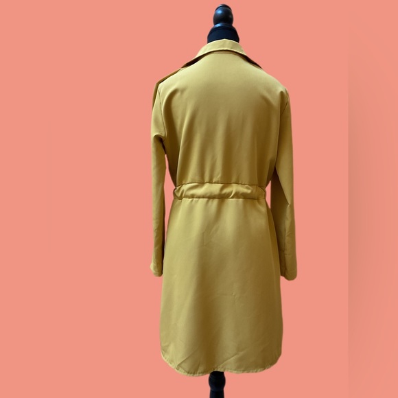 Beautiful yellow trench coat size 12. - Picture 3 of 8